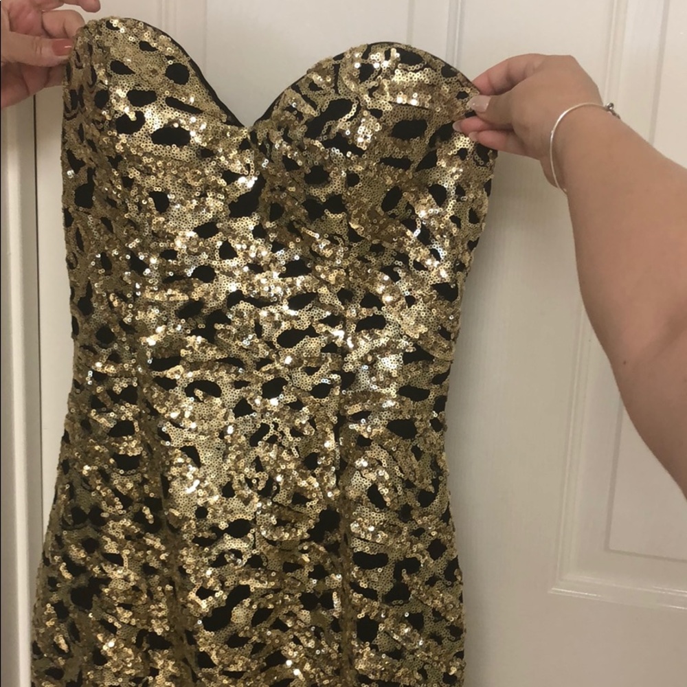 Short fitted all sequin gold and black dress
